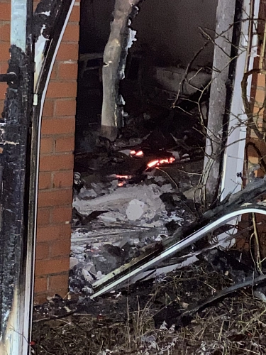 Während es nach dem ersten Ablöschen noch etwas glimmt, suchen die Einsatzkräfte nach der Person, die vermeintlich im Gebäude herumirrt.
