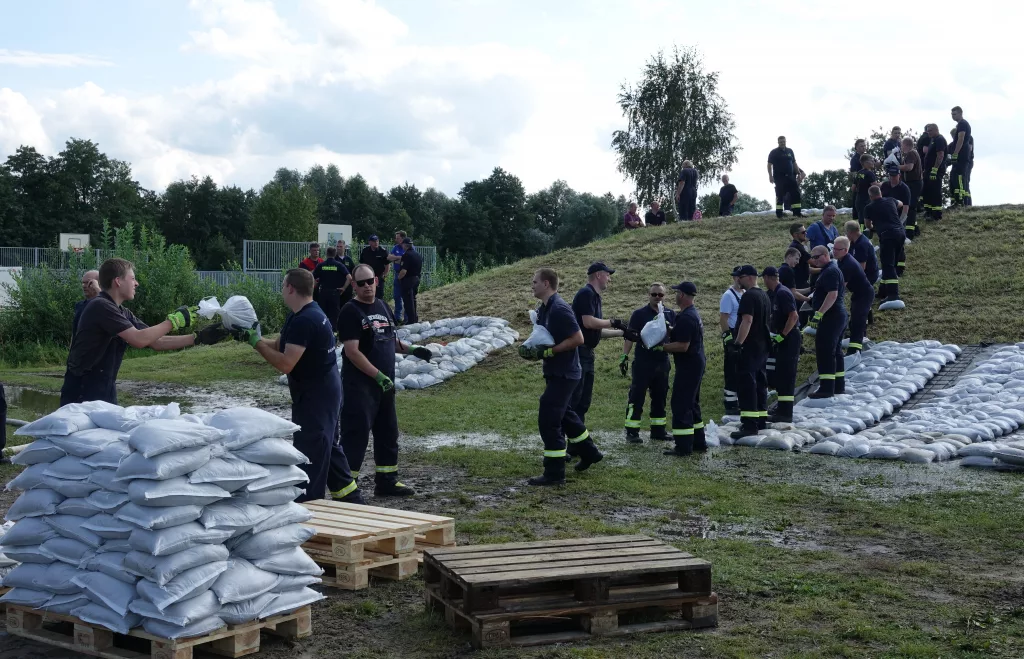 Mit Sandsäcken wird der Deich verstärkt und gesichert