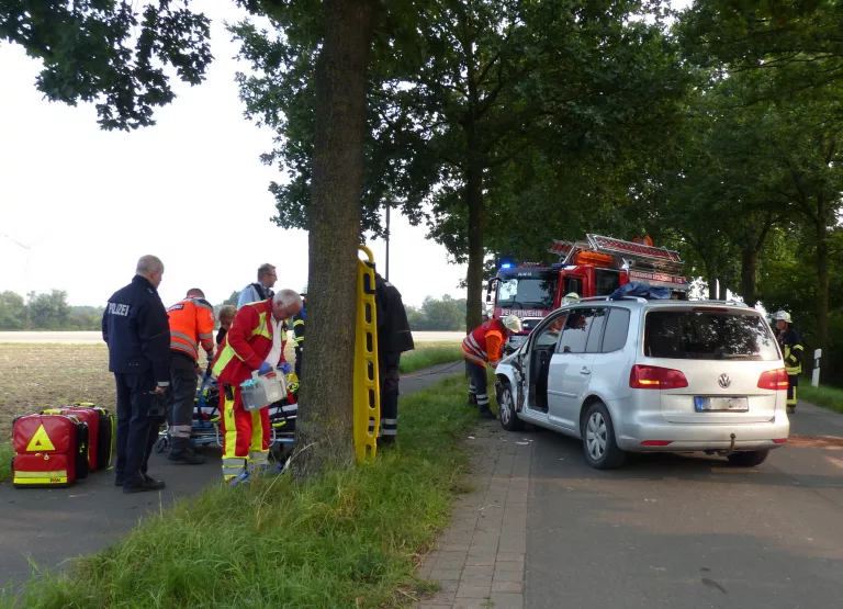 Die Verletzte wird vor Ort versorgt und in ein Krankenhaus gebracht