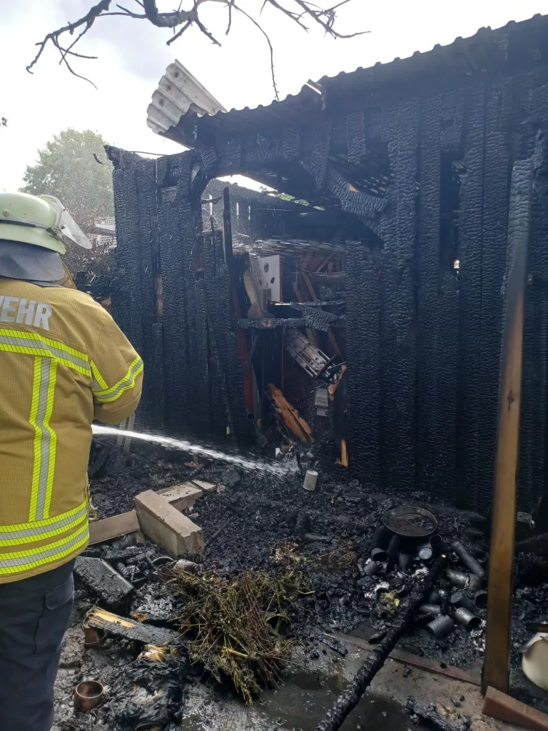 An der Gebäuderückseite ist die Zerstörung durch die Flammen gut erkennbar