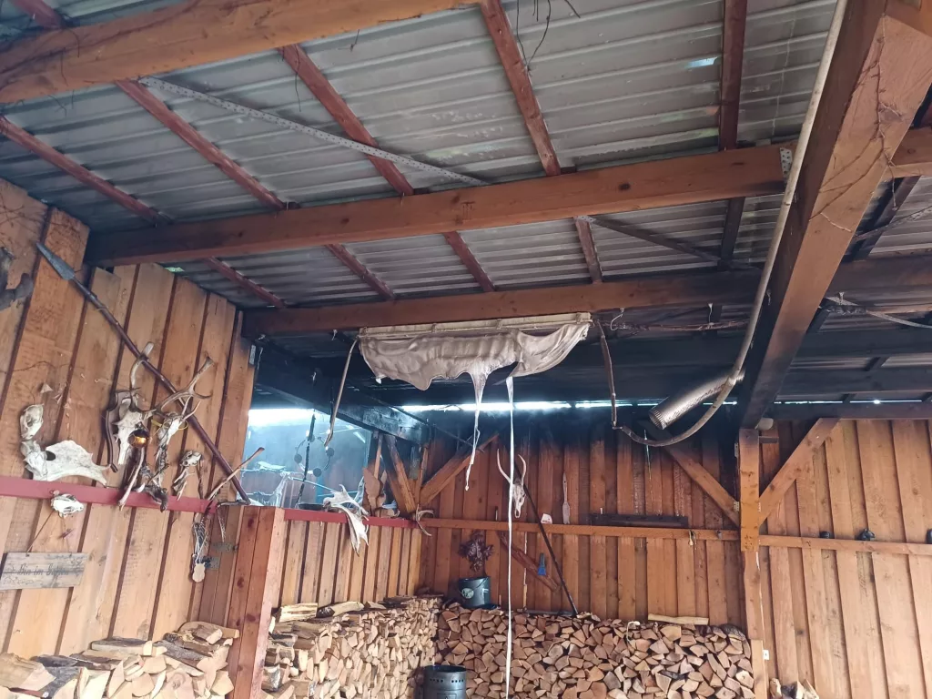 Im vorderen Bereich des Carports schmolz die Beleuchtung durch die Hitzestrahlung.