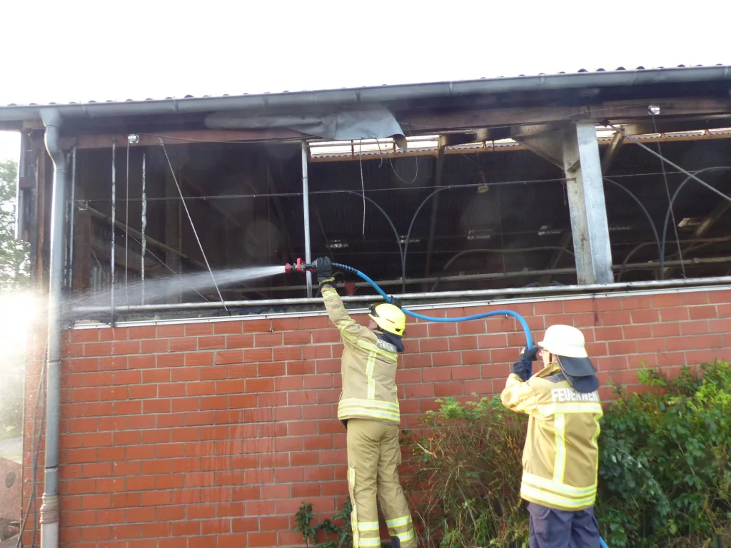 Einsatzkräfte löschen den gemeldeten Brand an einem Stall.
