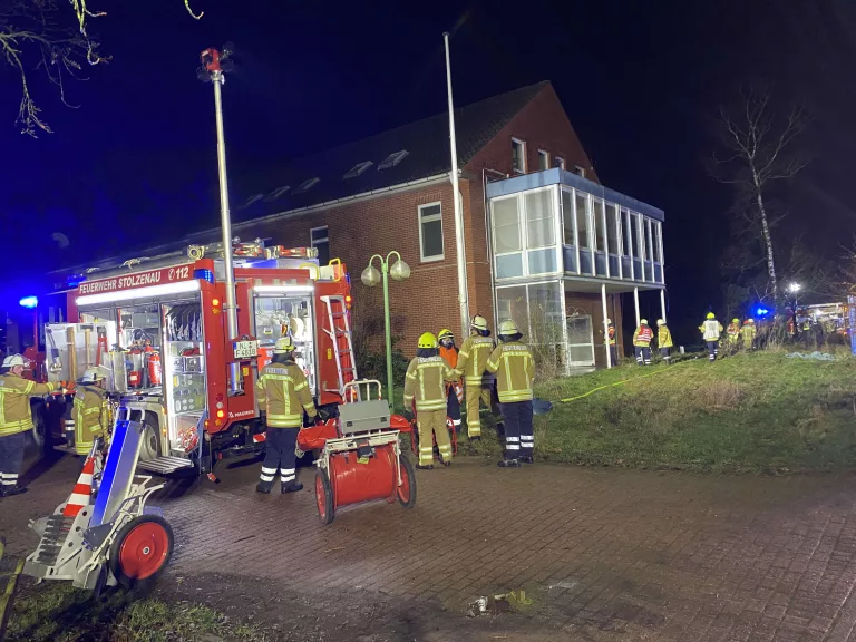 Einsatzkräfte stehen vor dem Gebäude