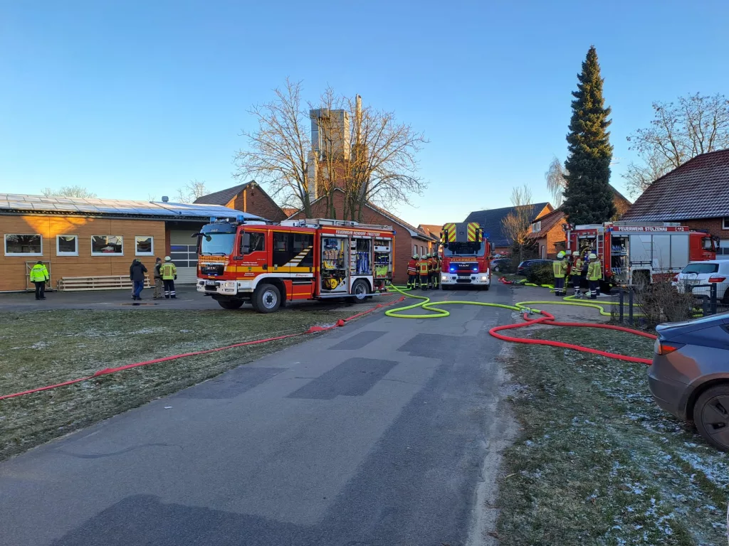 Großes Fahrzeugaufgebot vor der Tischlerei. Die Drehleiter musste nicht in den Einsatz gebracht werden