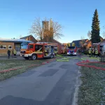 Großes Fahrzeugaufgebot vor der Tischlerei. Die Drehleiter musste nicht in den Einsatz gebracht werden