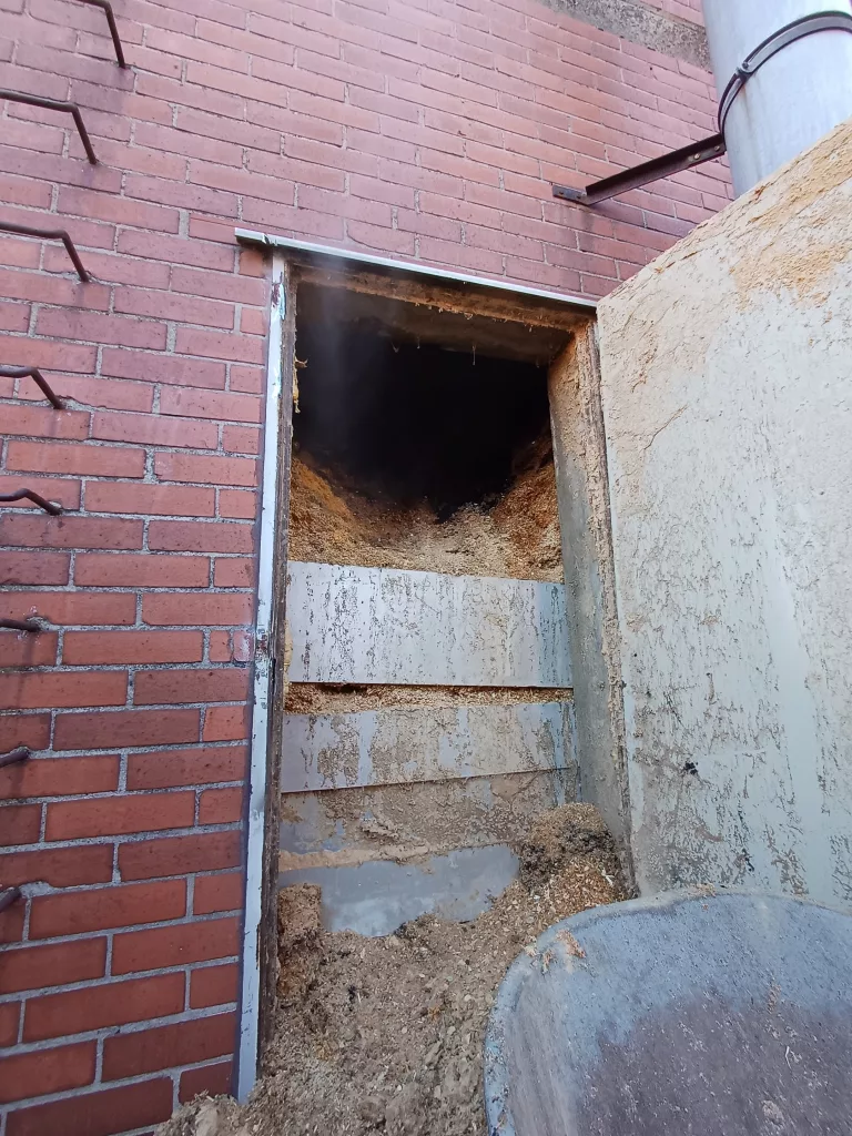 Fast komplett gefüllt war der Bunker mit Sägespänen, hier mit leichter Rauchentwicklung aus dem Inneren