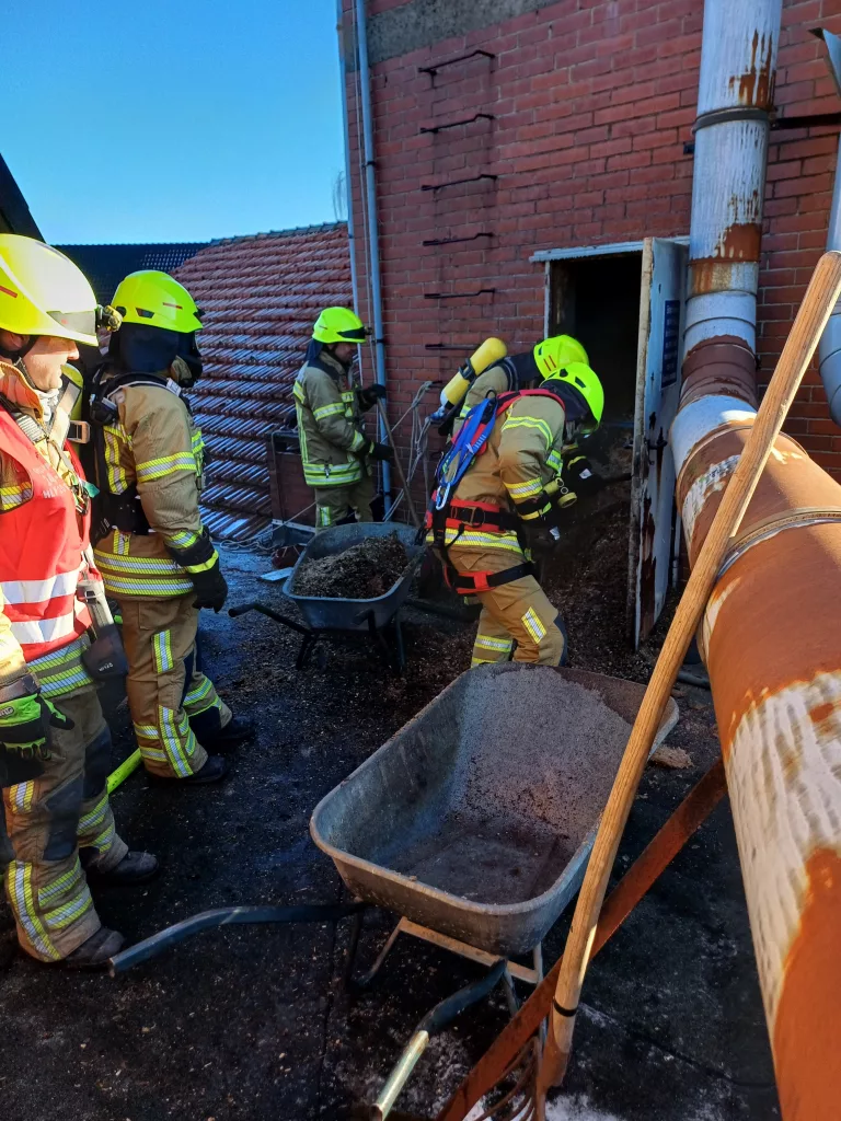 Zum Teil unter schwerem Atemschutz musste der Bunker mit Schubkarre und Schaufel geleert werden