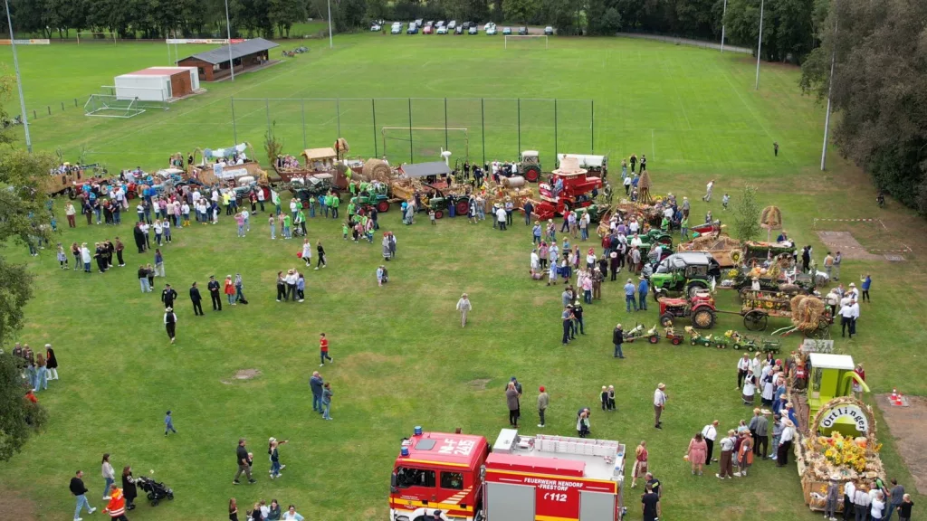Abschluss des Ernteumzuges am Sportplatz - Erntefest Nendorf 2024
